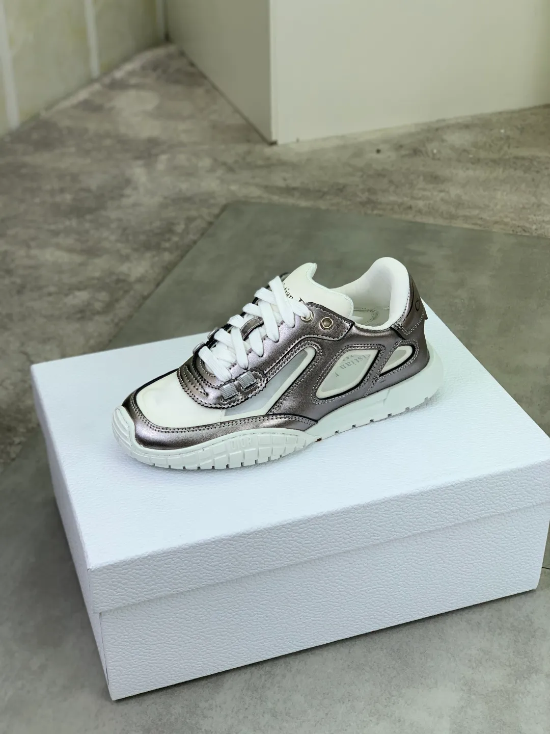 Men's men's shoes P520 new Dior Tech sneakers 2026 early spring series new products, with fashionable details, highlighting retro aesthetics. The light beige anti-suede cow leather upper is spliced ​​with apricot transparent mesh fabric on the side. The upper window edge is adhered with high-frequency flat ironing and back-pressure. It replicates the original craftsmanship, making it beautiful and comfortable without falling off. The interior is made of sheep lining of the same color, which is soft and comfortable. The heel and tongue are embellished with the Paris logo. The textured TPU soles with the same color logo. The high-end version is exquisitely packaged, adding a high-end style.  Code number: 35-46